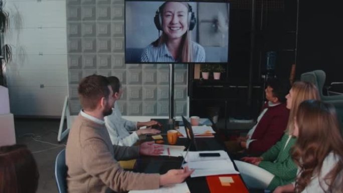 快乐的女首席执行官，执行经理通过网络会议领导团队业务会议，办公室慢动作视频通话。