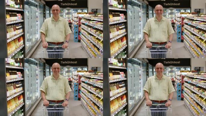 高级男子在超市购物