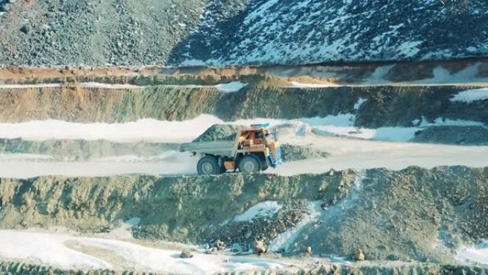 满载矿石的卡车正驶过矿场。工业采石场，在采矿露天矿工作的重型工业机械。