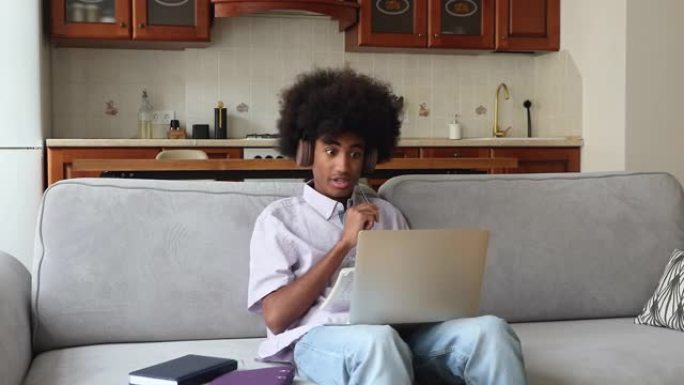 非洲青少年在网上学习使用笔记本电脑和可视电话应用程序