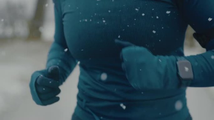 SLO MO女人在乡间小路上的雪地里慢跑