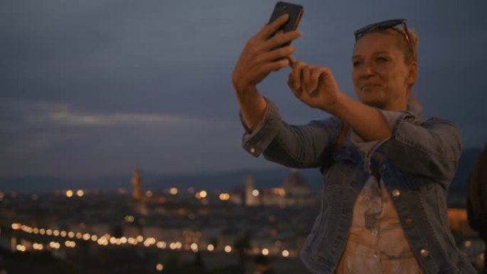 SLO MO女人用她的智能手机在佛罗伦萨的米开朗基罗广场自拍