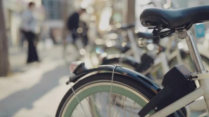 城市主要街道上的自行车租赁。