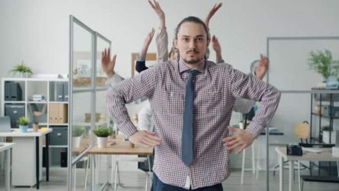 男女一起站在工作场所跳舞的手的肖像