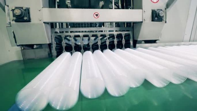 现代化工厂的塑料杯生产线