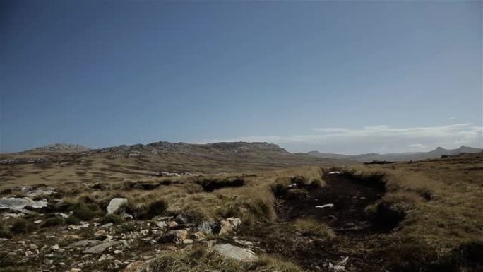 福克兰群岛 (马尔维纳斯群岛) 首府斯坦利港附近的朗登山全景。背景中可以看到两姐妹山。