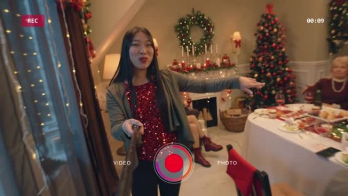 亚洲妇女在圣诞节与家人录制视频