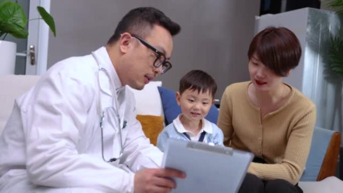 在家进行医生体检小男孩看病人视频素材