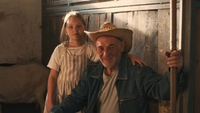 谷仓里的祖父和孙女