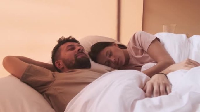 配偶睡在床上住宾馆夫妻生活熟睡睡眠质量