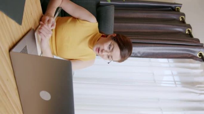亚洲妇女使用笔记本电脑在白天在家工作。