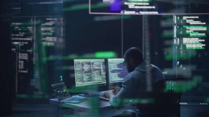 黑人男性开发人员在计算机上打字，周围是显示代码行的透明屏幕。专业程序员创建软件，运行编码测试。未来主