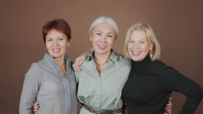 工作室背景下三个成熟女性的肖像