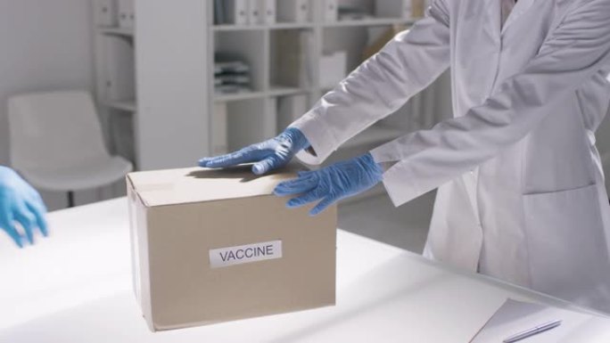 无法识别的女医生接受疫苗盒