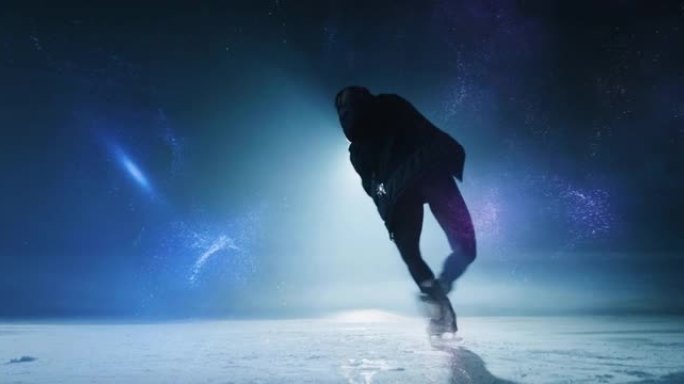 年轻的女花样滑冰运动员戴着耳机的电影镜头正在用发光的多边形图形在溜冰场上进行编舞。技术、艺术和音乐的