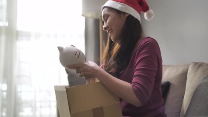 亚洲女性在圣诞节活动中打开包装