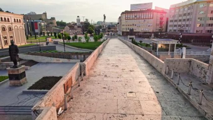 摄像机在晨光下沿着马其顿北部斯科普里的老桥移动。马其顿-斯科普里首都中心的全景飞行