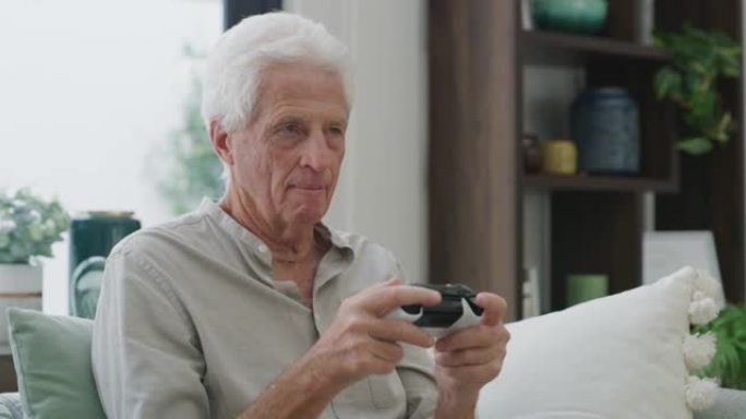 一个成熟男人在休息室玩游戏的4k视频片段