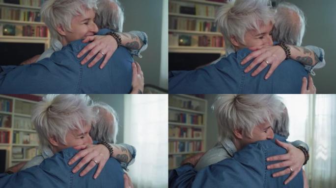 电影中拍摄的高级白发祖父和孙女在家里的客厅里一起玩耍，并充满爱意。概念: 生活，祖父母，世代，爱，关
