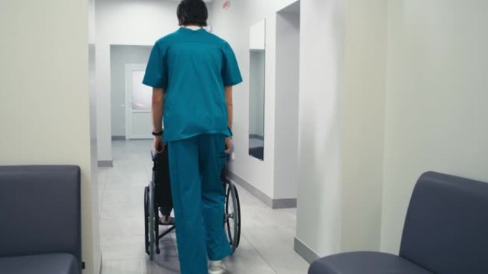 医生推轮椅与男性患者