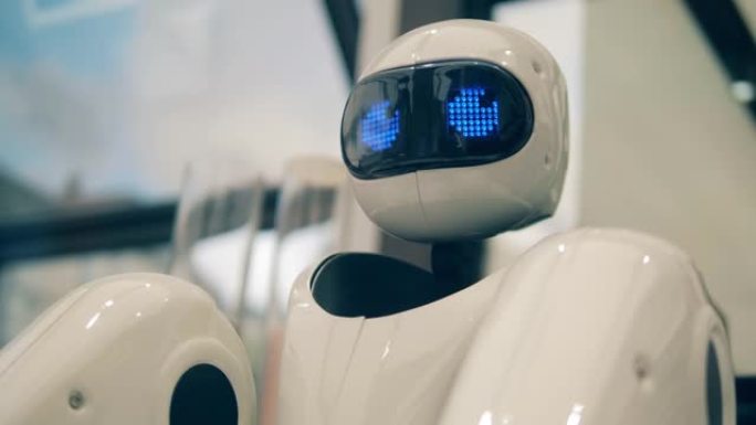 咖啡店里机器人的头翻白眼。创新，现代技术理念。