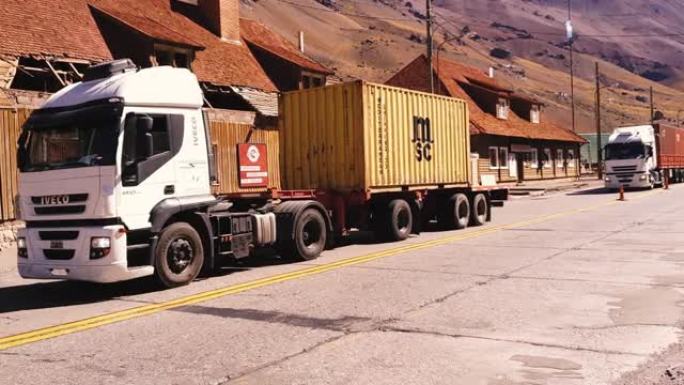 阿根廷安第斯山脉Las Cuevas公路上的卡车。放大。