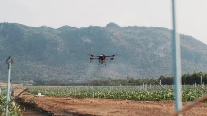 农业无人机在绿地上喷洒