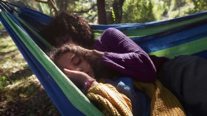 母女俩睡在树林里的吊床上