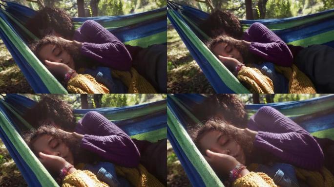 母女俩睡在树林里的吊床上