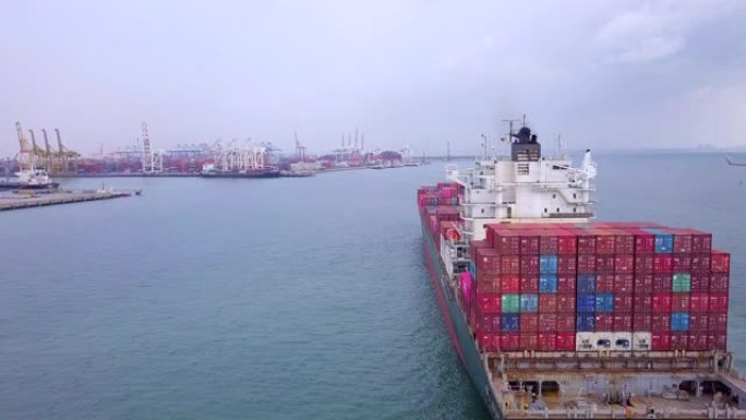 货船正在接近装卸货物的港口。