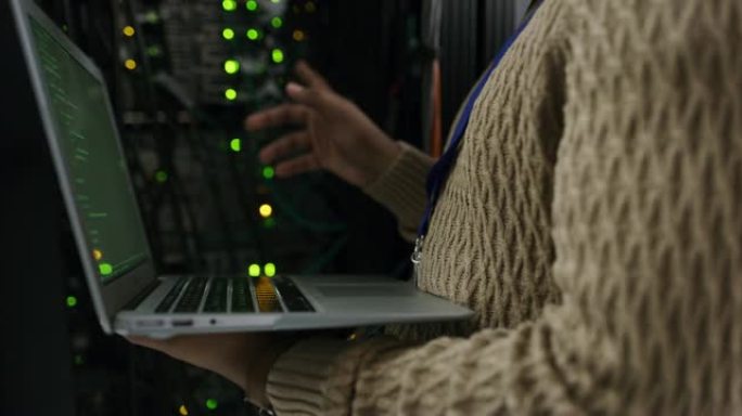 在服务器机房使用笔记本电脑的技术人员的4k视频片段