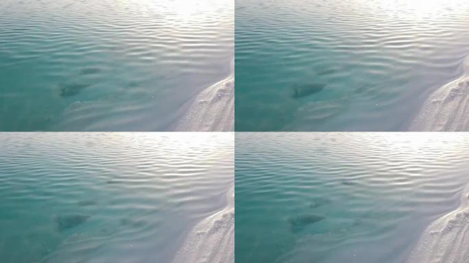 盐湖里的海浪非常平缓