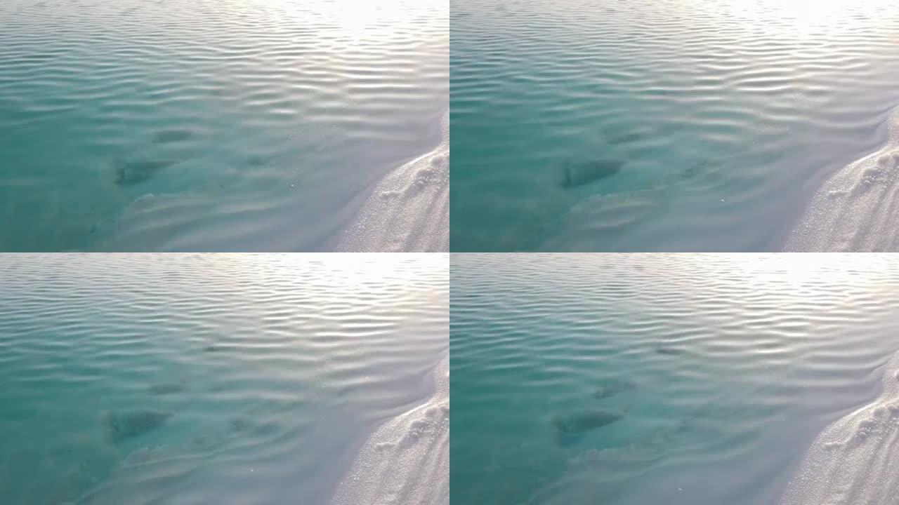 盐湖里的海浪非常平缓