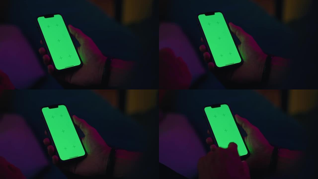 男人晚上用电话手机绿幕抠像