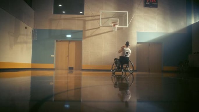 轮椅篮球运动员穿着白衬衫运球，射门成功，打进了一个完美的进球。确定残疾人行动迅速，得分精美