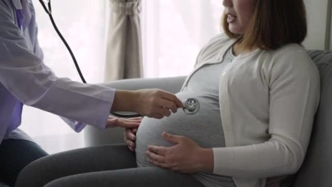 妇科医生使用听诊器检查孕妇的怀孕情况