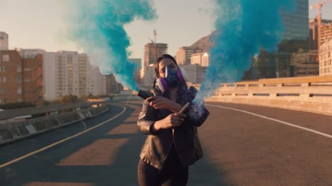 年轻女子戴着防毒面具手持手榴弹跳舞叛逆女孩抗议有毒空气呼吸器污染全球变暖气候变化紧急情况