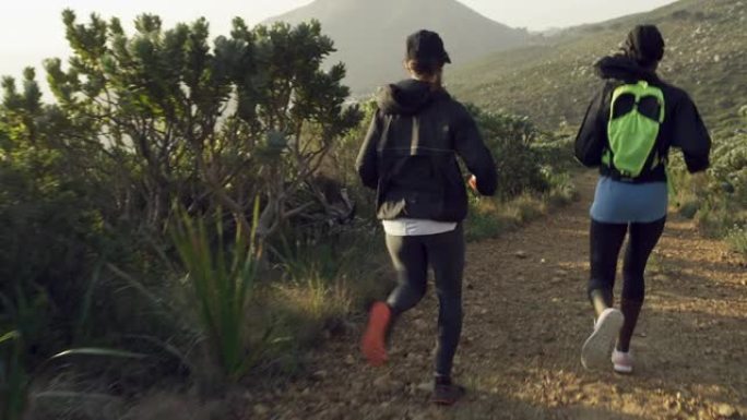 两名年轻妇女在山路上奔跑的4k录像