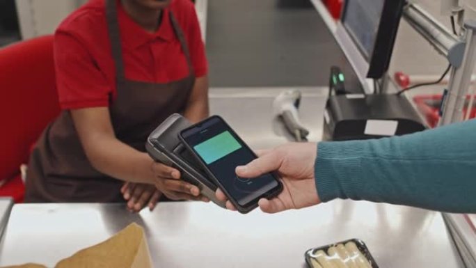 顾客在超市结账时用信用卡付款