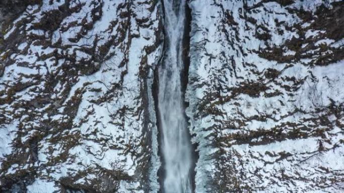 瀑布在冰雪中顽强地流淌