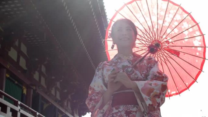 穿着传统的日本和服打开雨伞