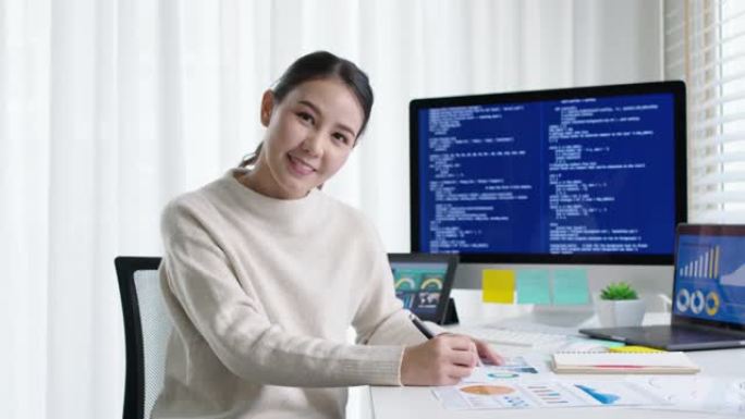 年轻快乐的亚洲女性数据工程师科学家计算机程序员。