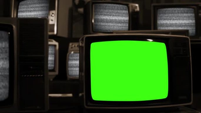 在许多老式电视中，旧电视打开色度键绿色屏幕。棕褐色色调。4k分辨率。
