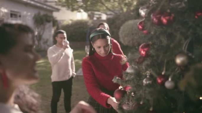 两名年轻女子在家中装饰圣诞树的4k录像