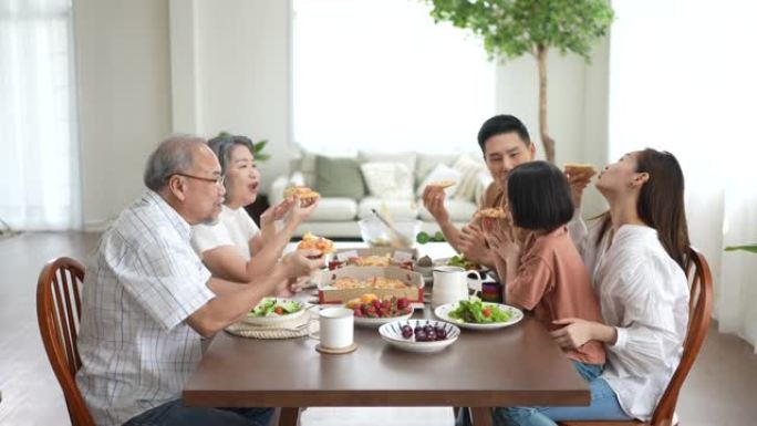 幸福的家庭享受假期在家中的午餐时间吃饭