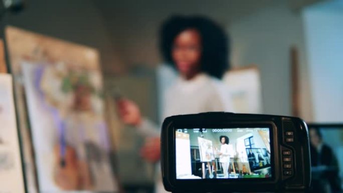 相机正在拍摄一名非裔美国妇女的艺术课