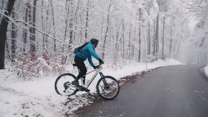 冬天，几个骑自行车的人连续在户外路上骑行。