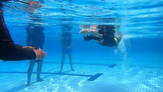 亚洲中国少年向教练游泳学习如何在水中游泳