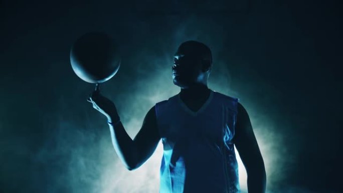 非裔美国运动员正在用手指旋转篮球
