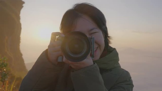 女性背包客无忧无虑地在摄影之旅中捕捉迷雾山的图像。